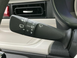 雨天時でもクリアな視界を確保できるワイパーレバー。様々な設定で、快適な運転をサポートします。