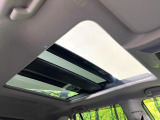 【大型サンルーフ】車内の解放感が一気に上がる大型のパノラマルーフ!季節を問わず開放的で快適なドライブをお楽しみいただけます。流通量も少なく希少価値の高い人気の装備です♪