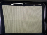 【ロールシェード】日差しや車外からの光が眩しいときにサッと引き出して使える、ロール格納タイプのサンシェードを装備。後席に乗ったお子様がウトウトしだした時など、ぜひご活用ください♪
