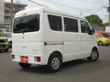 右斜め後ろからの特徴的なフォルム。狭い路地裏でも運転しやすそうな小回りが利くコンパクトボディ♪