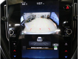 後方映像を11.6インチディスプレイに表示し、ステアリング連動ガイドラインが駐車をサポート。さらに後退時はリヤ4センサーが障害物を検知し、必要に応じてブレーキが作動します。