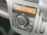 【オートエアコン】一度お好みの温度に設定すれば、車内の温度を検知し風量や温度を自動で調整。暑い&hellip;寒い&hellip;と何度もスイッチ操作をする必要はありません。快適な車内空間には必須の機能ですね♪