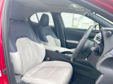 運転席まわりには十分なスペースがあり、大柄な方でもゆったり運転していただける環境です。