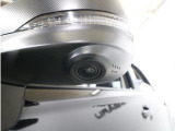 助手席側で見えにくい左前方の映像を、車内のマルチファンクションディスプレイに映し出します。前方への駐車や左寄せ、狭い道でのすれ違いなど、さまざまなシーンで安心して運転できる便利な機能です。