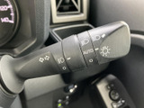 操作感の良いウインカーレバーで、スムーズな車線変更をサポートします。直感的な操作で、安全な運転をサポートします。