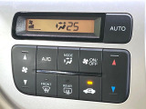 【オートエアコン】一度お好みの温度に設定すれば、車内の温度を検知し風量や温度を自動で調整。暑い&hellip;寒い&hellip;と何度もスイッチ操作をする必要はありません。快適な車内空間には必須の機能ですね♪