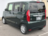 コンビネーションランプを高い位置に配置、後続車に見やすいデザインで安全にも配慮。