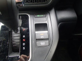 インパネシフトだから視線の移動も少なく足元もスッキリ♪運転席もゆったりしているのでゆとりを持ってドライブできますね!
