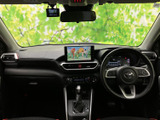 ドライバーシートからの視界は良好。操作系の配置も直感的で、運転に集中できます。