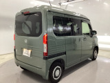 後席の窓には外から車内が見えにくくなるプライバシーガラスを採用。周りを気にせずリラックスして過ごせます