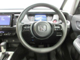 ハンドルの両側に操作ボタンが付いております。運転しながら操作ができるのでとっても便利!