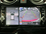 ギアを『R』に入れるとナビ画面に、まるで雲の上から覗いているような映像が映り、駐車をサポートしてくれます。