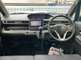 シンプルで実用的なインパネ。車速など情報を表示する【ヘッドアップディスプレイ】を搭載。