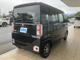 安定感のあるリアスタイルは、運転に安心感を与えます。シンプルながらも洗練された印象で、街中での取り回しもスムーズです。荷物の積み下ろしもしやすい設計です。