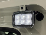 【LED大型荷台作業灯(首振り機構付)】夜間・朝方の作業など、暗い場所での作業の際に荷台を照らす、LEDの大型荷台作業灯を採用。首振り機構付で荷台全体を照らします!