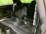 運転席に座ると、全てが手に届く感覚。操作性の高いインターフェイスが、運転をサポートします。快適なドライビング体験をお楽しみください。