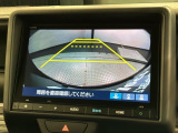 リバースギアに入れるだけで後方の表示へ切り替わります。夜間や雨の日の駐車も楽になりますよ。