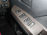 パワーウィンドウスイッチで運転席から全席の窓の開閉ができます。