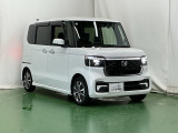狭い駐車場でも、スライドドアならチャイルドシートへのお子さまの乗降や荷物の積載もスムーズ。とても便利な【助手席側。電動スライドドア】ドアハンドを少し引くだけでリアドアが自動開閉します。