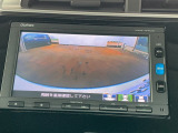 【リアカメラ】リバースに入れるだけで後方の映像が映ります。安全確認や、狭い駐車場での車庫入れ、雨の日や夜間など視界の悪い時に便利です。安全にバックする為には欠かせない装備です。