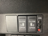 リアドアは乗り降りに便利な両側電動スライドドアです。また運転席に座っていながらスイッチ操作で自在にスライドドアを開け閉めできます。
