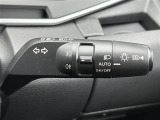 【オートライト(AUTO)】外の明るさをシステムが感知して、自動でヘッドライトが点灯します。ヘッドライトをつけ忘れを防ぐ便利機能です。