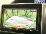 【バックカメラ】駐車時に後方がリアルタイム映像で確認できます。大型商業施設や立体駐車場での駐車時や、夜間のバック時に大活躍!運転スキルに関わらず、今や必須となった装備のひとつです!