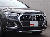 ●一目でAudiとわかる特徴的なシングルフレームグリル・LEDランプ。精悍なフロントマスクからAudiのスマートで上品なブランドを連想させてくれます。女性にも大変ご好評頂いております。