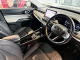 ステアリングを握ればJeepワールドが目の前に広がります。