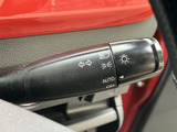 操作しやすいウインカーレバーで、安全な車線変更をサポート。直感的に操作できるので、運転に集中できます。細部までこだわった設計です。