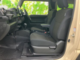 運転席シートは、体全体をしっかりとホールド。長時間の運転でも疲れにくい設計です。快適なドライブをサポートします。