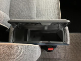 ベンチシート形状で足元も含め広々ゆったり座っていただけます。運転席側に装備してますセンターコンソールボックスを利用頂くとセパレートしてリラックス、ベンチにして開放的に2タイプお好みに合わせ使えます。