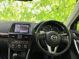 手に馴染むステアリングは、操作性を重視した設計です。運転姿勢に合わせて調整でき、快適なドライビングをサポートします。