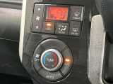 【オートエアコン】一度お好みの温度に設定すれば、車内の温度を検知し風量や温度を自動で調整。暑い&hellip;寒い&hellip;と何度もスイッチ操作をする必要はありません。快適な車内空間には必須の機能ですね♪
