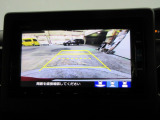 バックカメラの画像です。ガイドラインがスムースな車庫入れをサポートいたします。車庫入れの安心感がアップしますね。