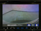 【バックカメラ】運転が苦手な方も車庫入れラクラクです!ギアをリバースに入れれば自動的に切り換わりますので、面倒な操作は不要です♪狭い駐車場もお車を傷つけず安心ですね!