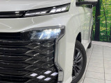 【LEDヘッドライト】悪天候や夜間走行時も良好な視界を確保し安心して運転できる高輝度LEDヘッドライトを装備!点灯速度が早く、消費電力も抑えられています。