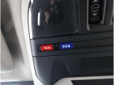 専用ボタンでコールセンターへ接続。状況に応じて緊急車両の要請やロードサービスの取次ぎを行います。重大事故の際は自動的にコールセンターにつながり、緊急車両やドクターヘリを要請します。(要申込)