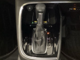 「e:HEV」は、モーター走行を中心にしながら電気エネルギーやエンジン動力を最も効率よく使い分けることができる賢いハイブリッドシステムです。サイドブレーキはスイッチ操作の電子制御パーキングブレーキです
