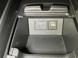 スマートフォンやお手持ちの機器のバッテリー残量が少なくなっても、運転中に充電ができるので安心ですね!