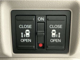 電動スライドドアを装備しております!お子様の乗り降り、奥様の買い物帰りにも非常に便利です!