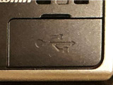 【USBポート】USBポートも装備されています♪スマートフォンのオーディオに連携も可能です。今や欠かせない装備の一つです!