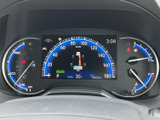 視認性の高いメーター類が、運転に必要な情報を分かりやすく表示します。運転状況を一目で把握でき、安全運転をサポートするだけでなく、洗練されたデザインも魅力です。