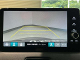 【バックカメラ】運転が苦手な方も車庫入れラクラクです!ギアをリバースに入れれば自動的に切り換わりますので、面倒な操作は不要です♪狭い駐車場もお車を傷つけず安心ですね!
