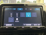 多彩な表示機能で、ドライブ中の情報やエンターテイメントをサポート。ラジオやCD、SDカードなど様々なメディアに対応しています。