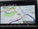ドライバーに分かりやすい表示で、スムーズなナビゲーションをサポート。目的地までの道順を的確に案内し、快適なドライブをサポートします。
