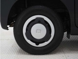 ◆純正ホイール装着車◆シンプルなデザインのホイールキャップ付きです。
