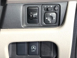 【電動格納ミラー】サイドミラーは電動格納式となっており、狭い駐車場でもキズがつくリスクを抑えられます。