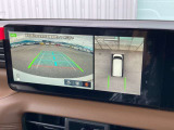 車両を上空から見下ろしたような映像とフロントカメラ映像を同時に表示し、駐車や幅寄せをサポートします。