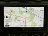 見やすい地図表示で、スムーズなナビゲーションを実現。目的地までの道順をわかりやすく案内します。初めての場所でも安心して運転できます。